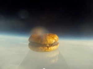 Скачать Студенты запустили в космос гамбургер