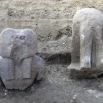Скачать Египетские учёные обнаружили два фрагмента гранитных статуй царя Аменхотепа III