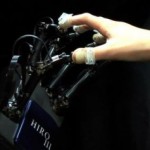 Скачать Японцы создали робота, который позволяет почувствовать изображённое на экране