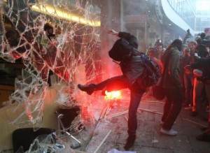 Скачать Более 150 участников студенческих демонстраций в Лондоне задержаны полицией