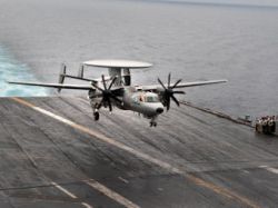 Скачать ВМС США начали палубные испытания летающего радара E 2D