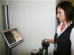 Скачать Россия: охранников в аэропорту заменят роботы