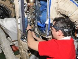 Скачать Космонавты на МКС заменили перчатки и включили наноспутник