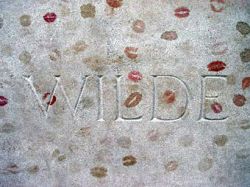 Скачать Памятник на могиле Оскара Уайльда защитили от поцелуев
