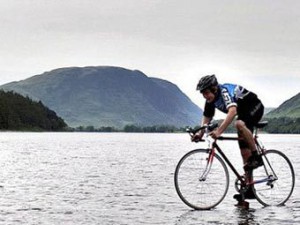 Скачать Подросток из Великобритании проехал по озеру на велосипеде